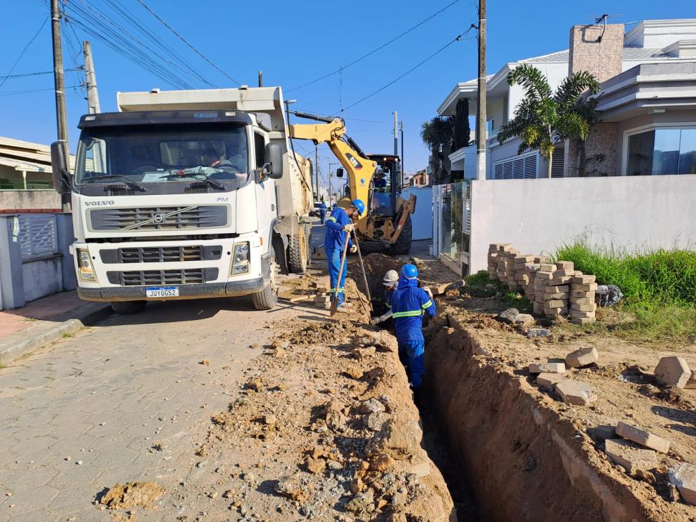 Penha – Prosseguem as obras da rede de esgoto no bairro Gravatá 