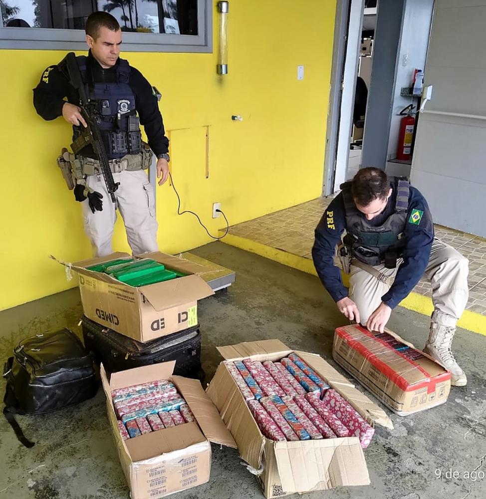 Joinville - Homem e adolescente são presos com 125 quilos de maconha na BR-101 