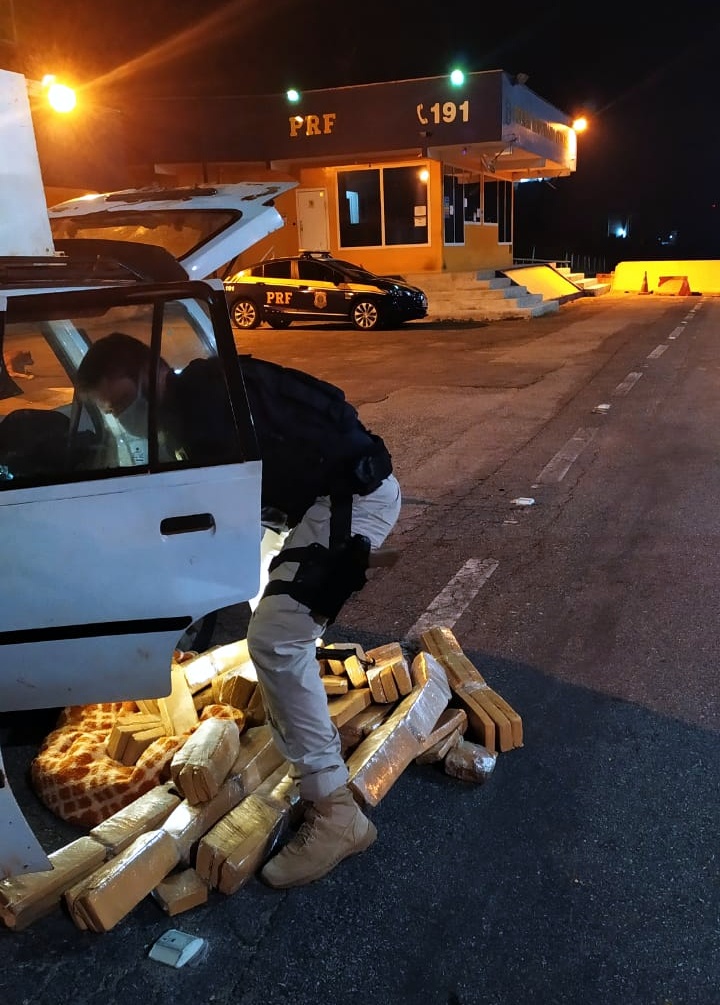 Barra Velha: PRF apreende mais de 83 quilos de maconha que estavam sendo transportados dentro de uma geladeira