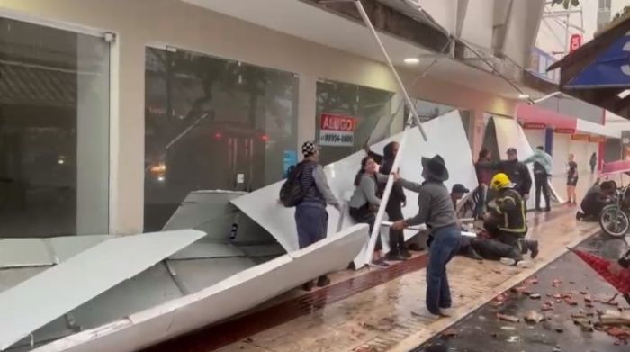 Balneário Camboriú - Marquise de prédio cai sobre duas mulheres em calçada na Avenida do Estado
