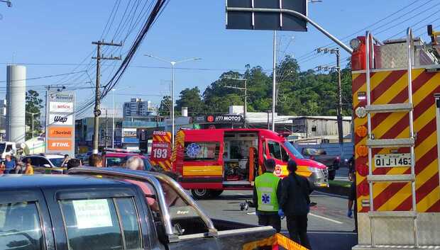 Motociclista morre atropelada por caminhão betoneira após colisão na Avenida Osvaldo Reis