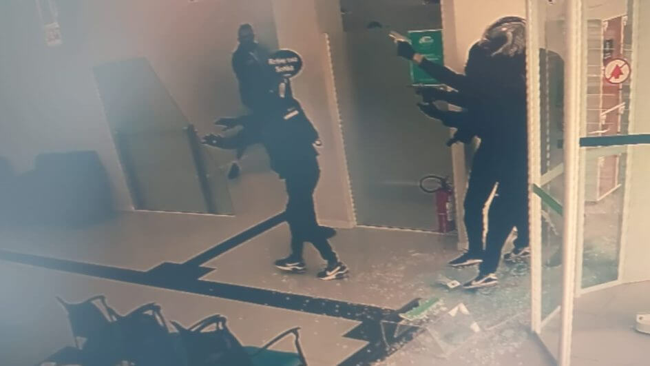 Biguaçu – Trio de assaltantes se entrega e libera reféns na agência Sicoob após negociação polícial