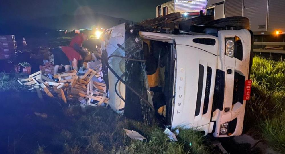 Ilhota – Motorista fica ferido após caminhão tombar na BR-470 no bairro Barranco Alto