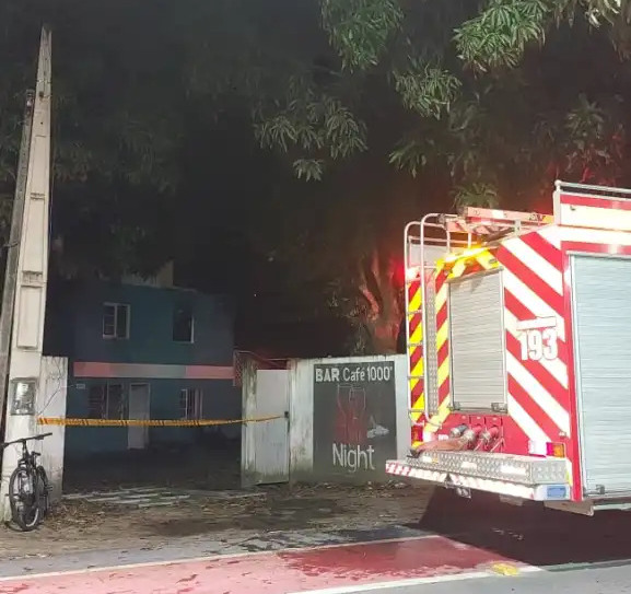 Penha – Incêndio destrói antiga casa noturna no bairro Armação do Itapocoroy 