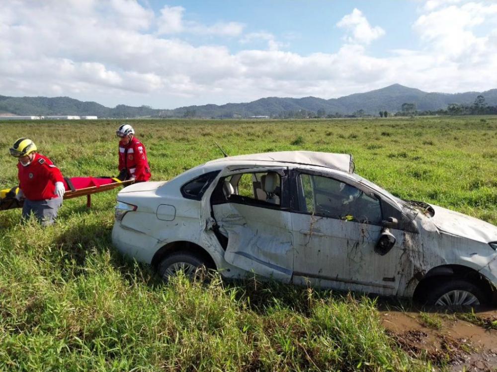 Navegantes – Mulher fica gravemente ferida após capotar carro na SC-414
