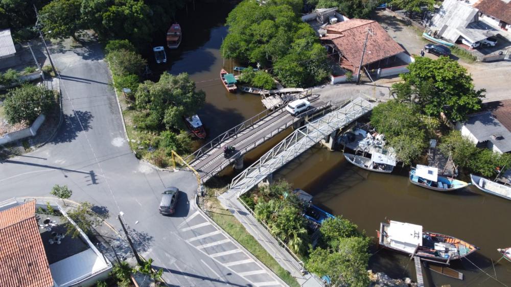 Barra Velha - Prefeitura inicia demolição da ponte provisória no Bairro Itajuba