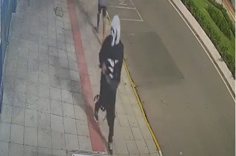 Itapema - Homem mascarado e com foice invade Centro Cultural 