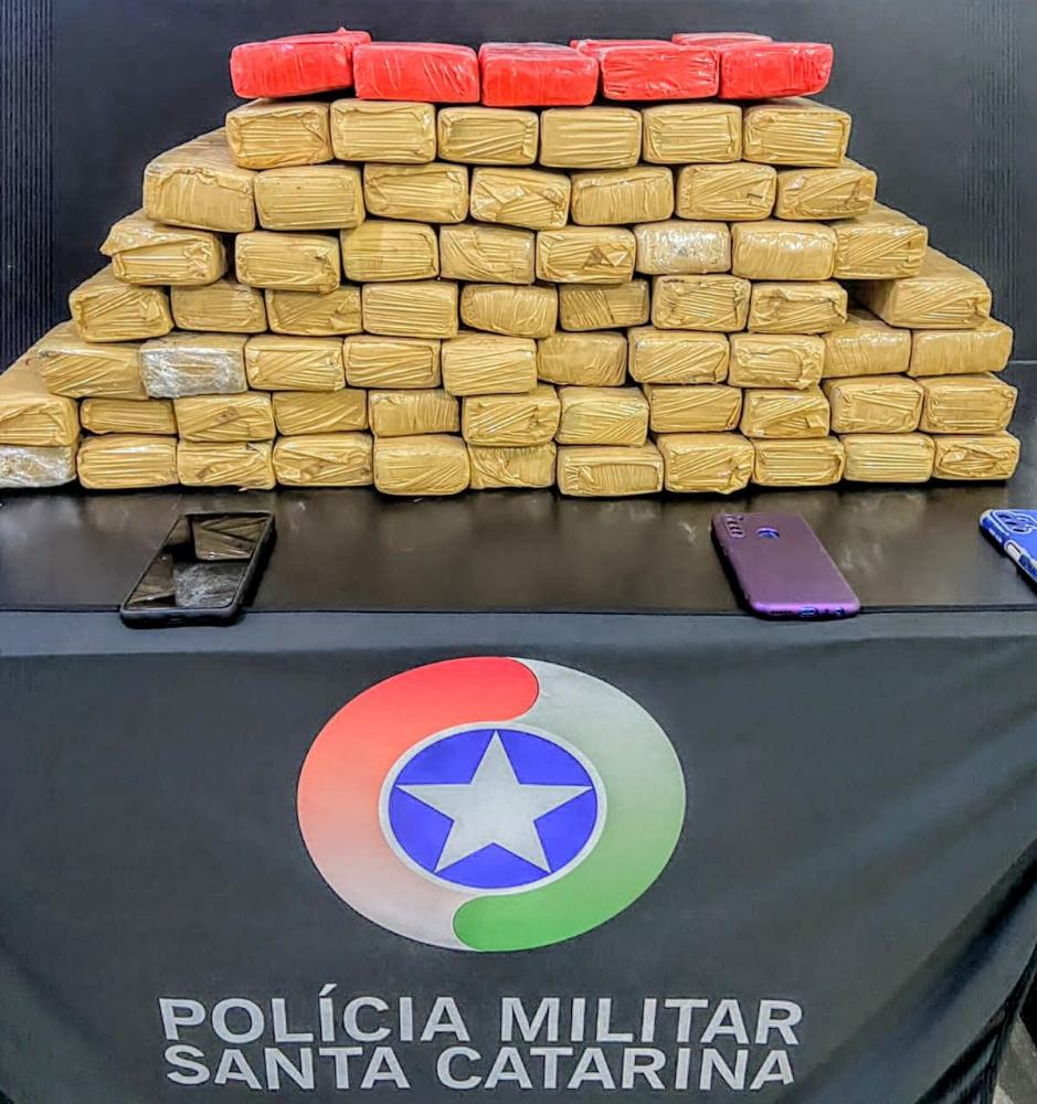 Penha – Três homens e uma mulher são presos com 51 quilos de maconha 