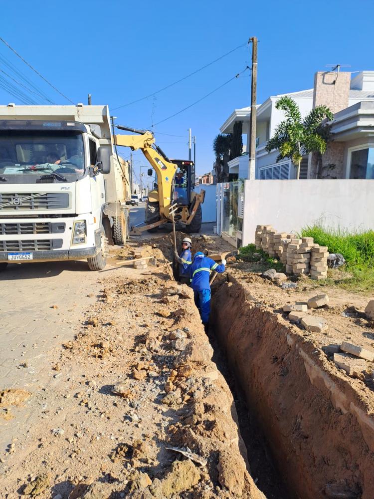 Esgotamento Sanitário - Obras em Penha seguem avançando no bairro Gravatá