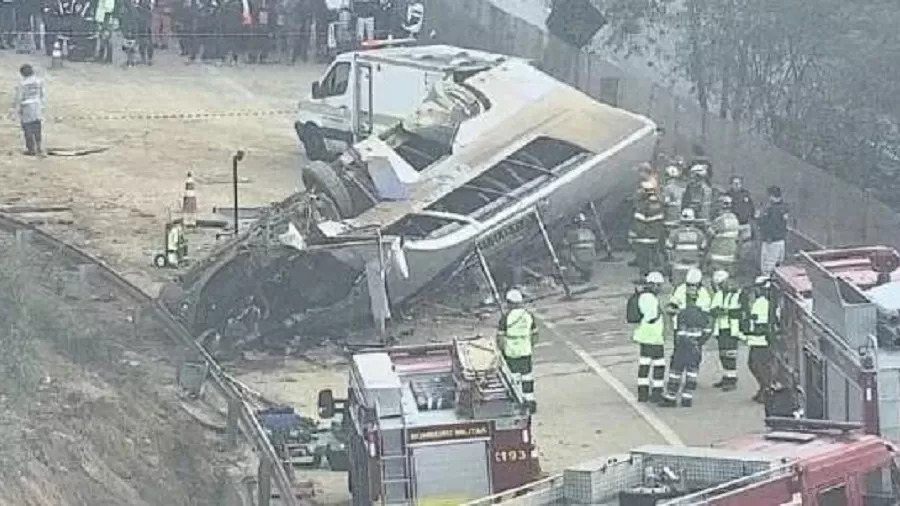 Ônibus com torcedores do Corinthians capota e deixa 7 mortos na Grande BH