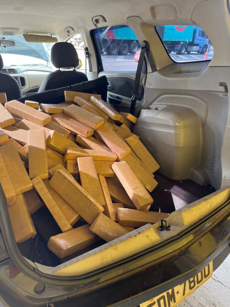 Joinville - PRF apreende 305 quilos de maconha em carro dirigido por adolescente na BR-101