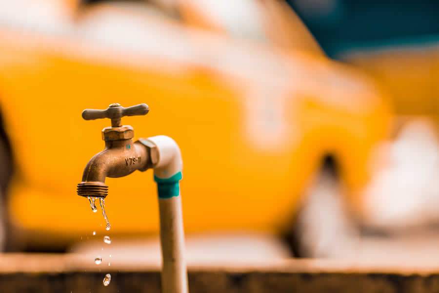 Avise a Águas de Penha – Vazamento é desperdício de água 