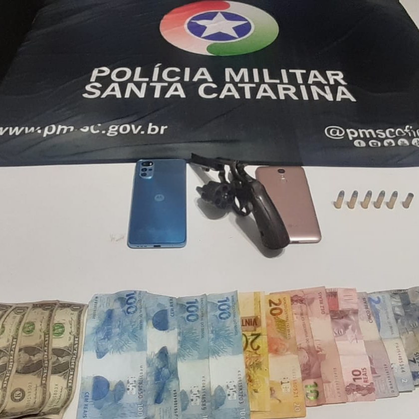 Barra Velha/Navegantes – Dupla é presa após roubo de veículo no bairro São Cristóvão