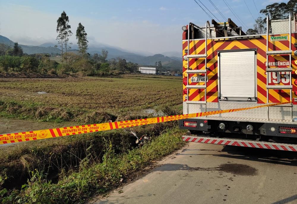 Itajaí - Trabalhador morre após cair com moto dentro de vala