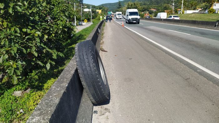 Biguaçu - Pneu se solta de caminhão e mata pedestre na BR-101