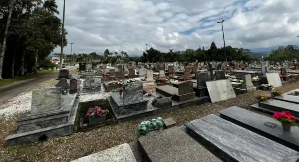 Brusque - Justiça determina que prefeitura transfira corpo de homem enterrado ao lado do próprio assassino