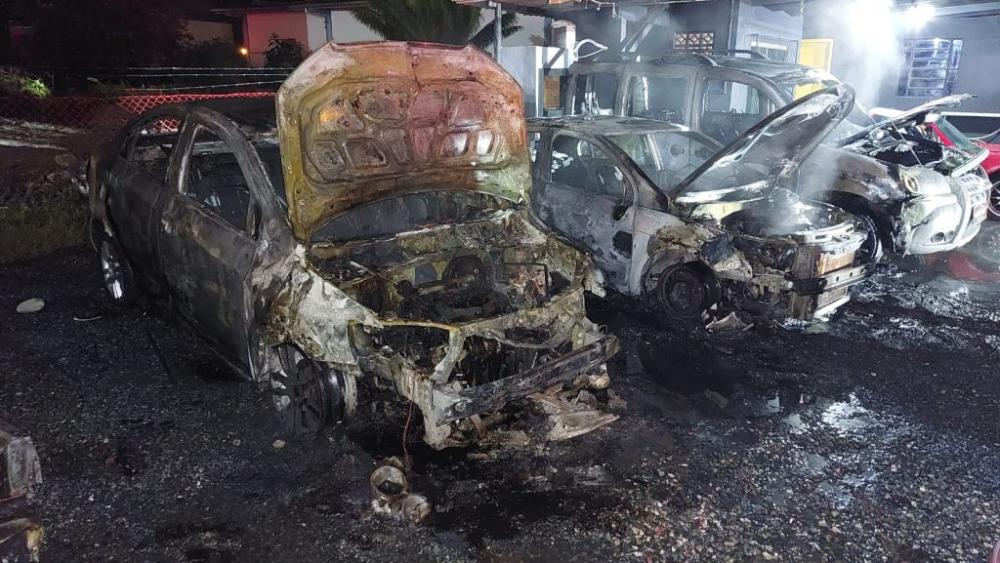 Blumenau - Incêndio destrói quatro carros em pátio de revenda