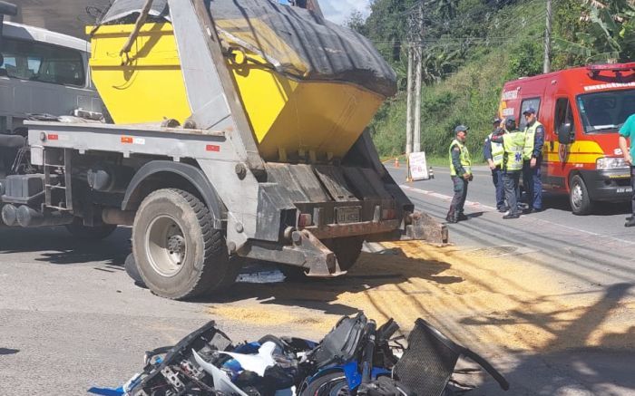 Blumenau – Motociclista morre ao bater de frente com caminhão de entulho