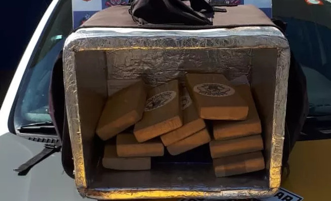 Balneário Piçarras – Suposto motoboy é preso com 11 quilos de maconha 