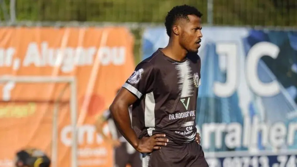 Brusque - Jogador de 29 anos morre durante partida de futebol