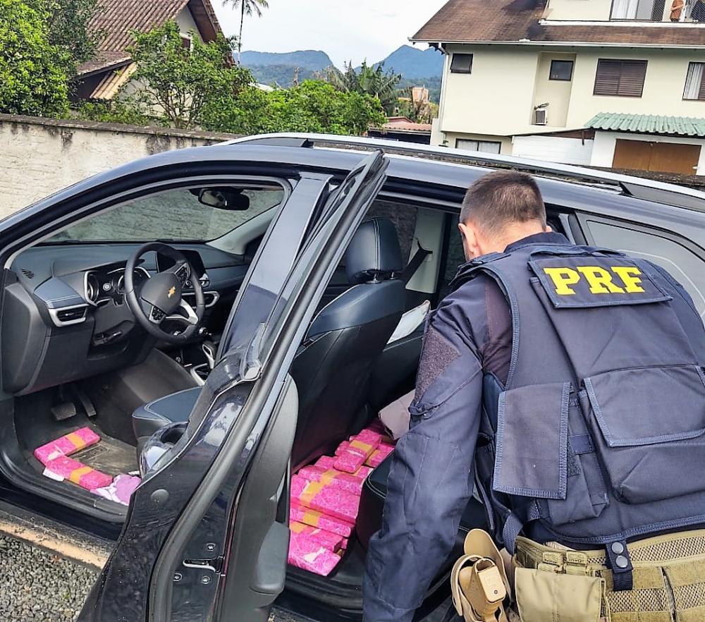 Joinville - PRF apreende 200 quilos de maconha na BR-101