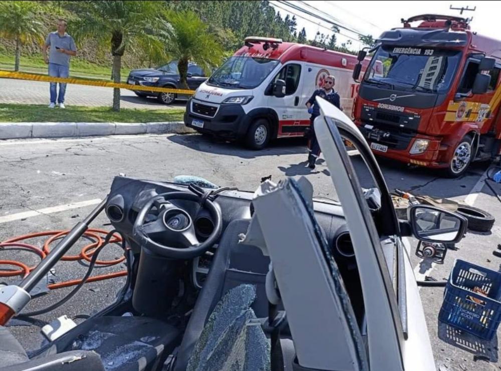 Itajaí – Professora bate de frente com ônibus na Osvaldo Reis e fica em estado grave