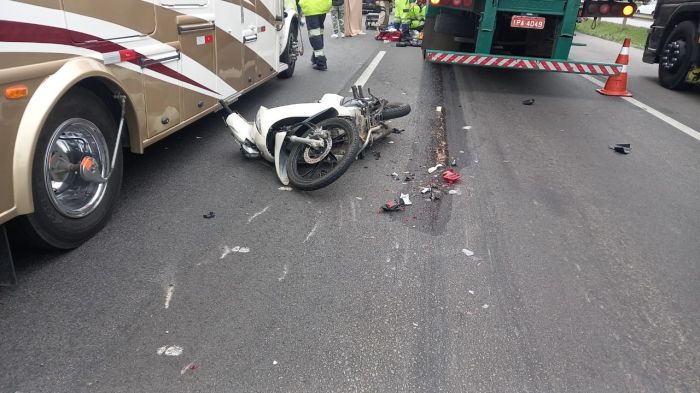 Itajaí - Engavetamento na BR-101 deixa mulher gravemente ferida 