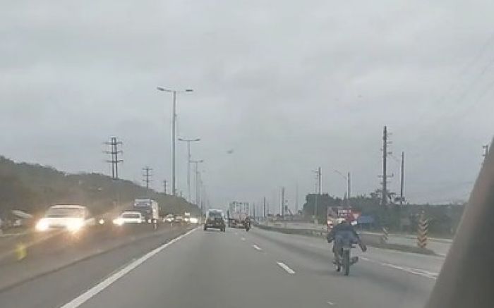 Itajaí - Motociclista faz manobra “super-homem” na BR 101