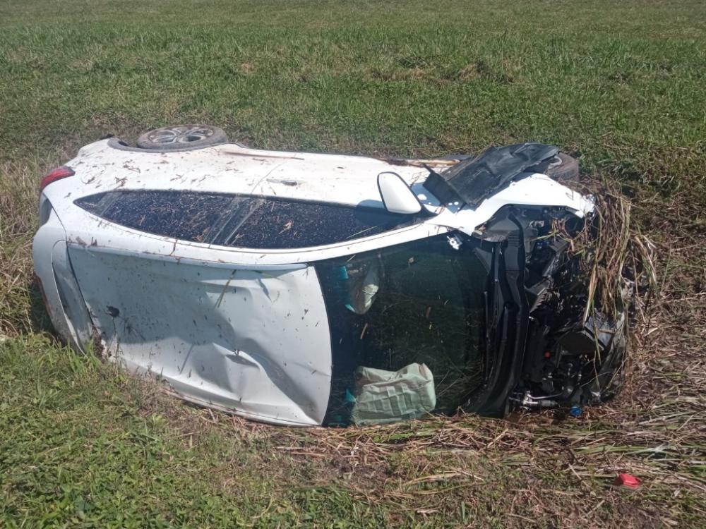 Barra Velha - Bandido capota na BR-101 carro roubado em Joinville 
