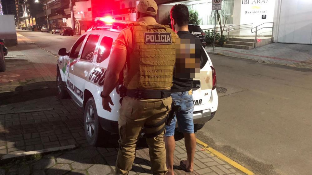 Tijucas - Homem sob efeito de drogas surta e incendeia própria residência