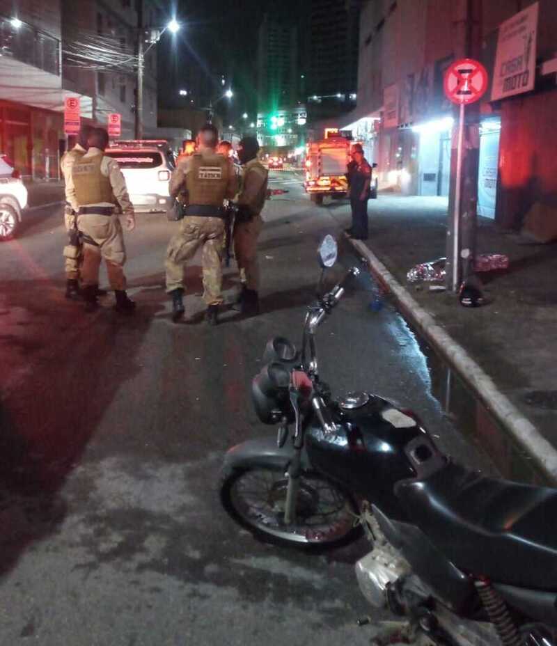 Balneário Camboriú – Motociclista morre ao bater em poste e caroneira fica gravemente ferida