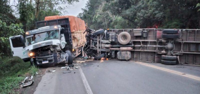 Trombudo Central - Acidente entre caminhões deixa a BR-470 interditada