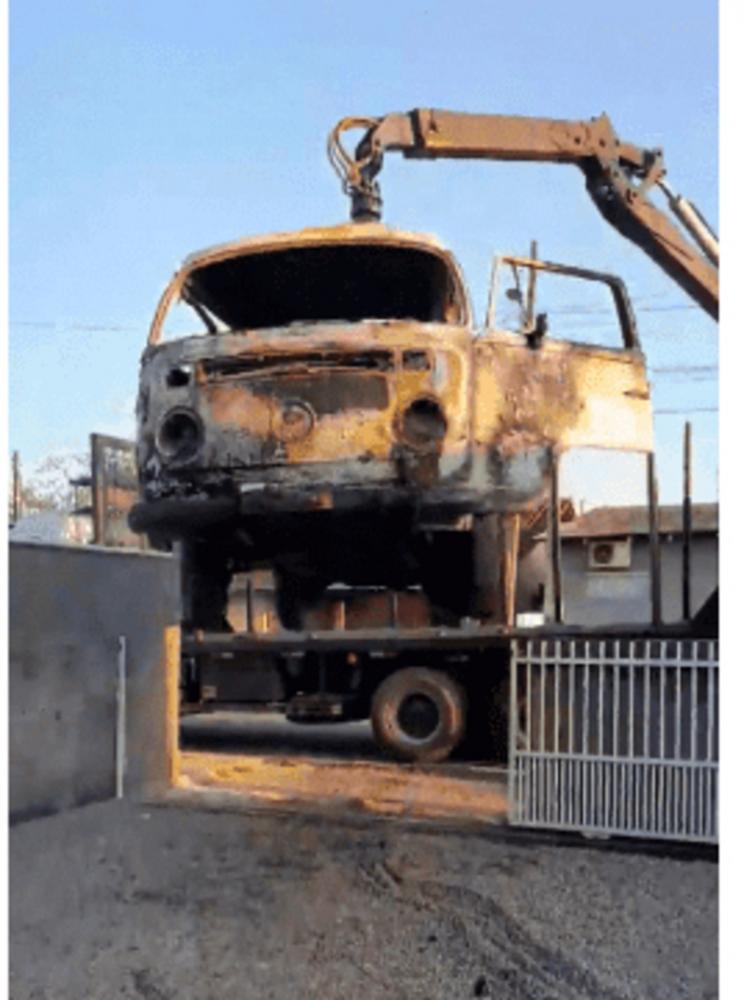 Barra Velha - Criminosos incendeiam Kombi de comerciante no bairro Vila Nova