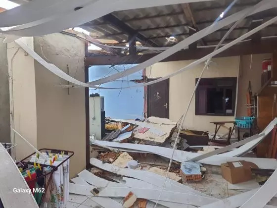 Blumenau - Explosão de gás destrói casa e deixa vítima presa em escombros e gravemente ferida