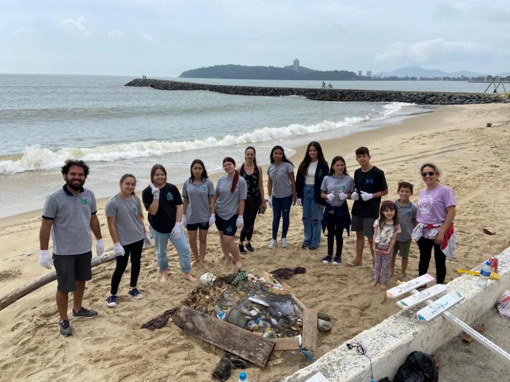 Escola Felicidade produz escultura com resíduos recolhidos na praia de Balneário Piçarras