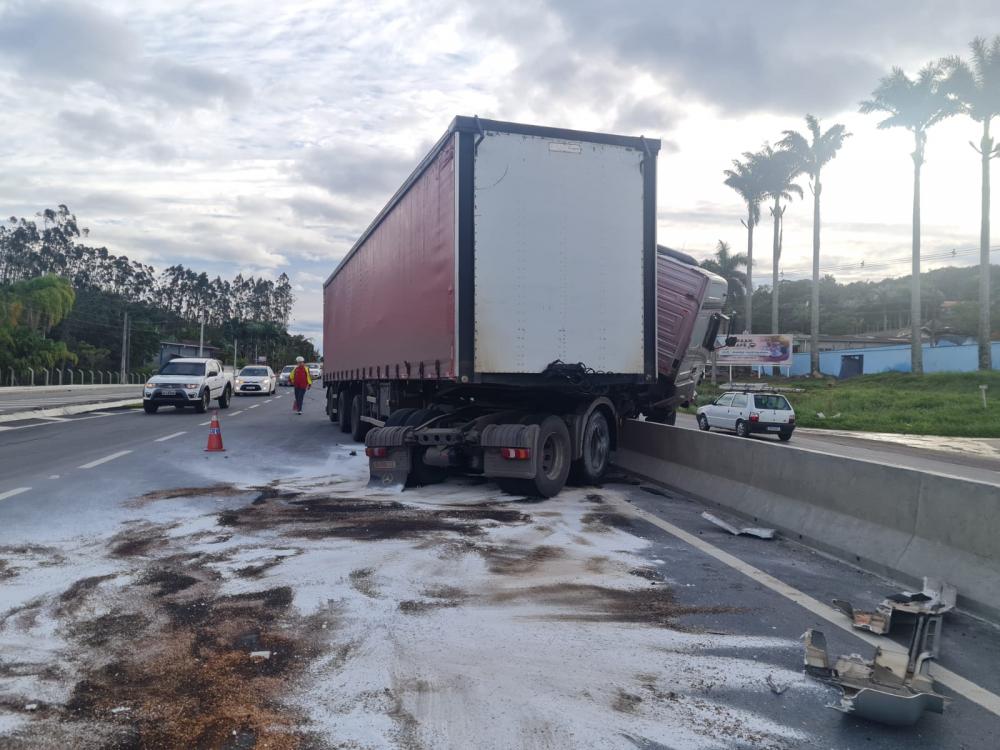 Indaial - Carreta colide e interdita parcialmente BR-470