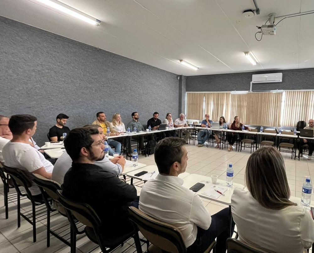 Prefeitura de Balneário Piçarras apresenta projetos a empresários durante reunião do Sinduscon