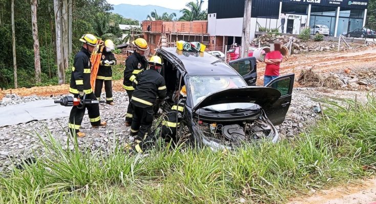 Indaial - Mulher de 28 anos morre no hospital após acidente entre dois carros na BR-470