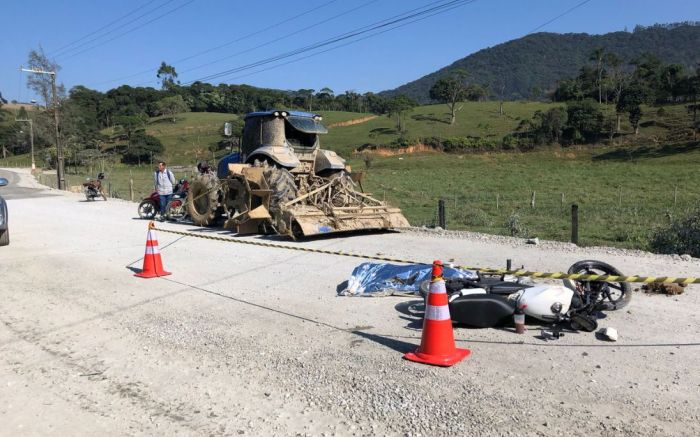 Motociclista morre ao bater em trator da prefeitura de Camboriú