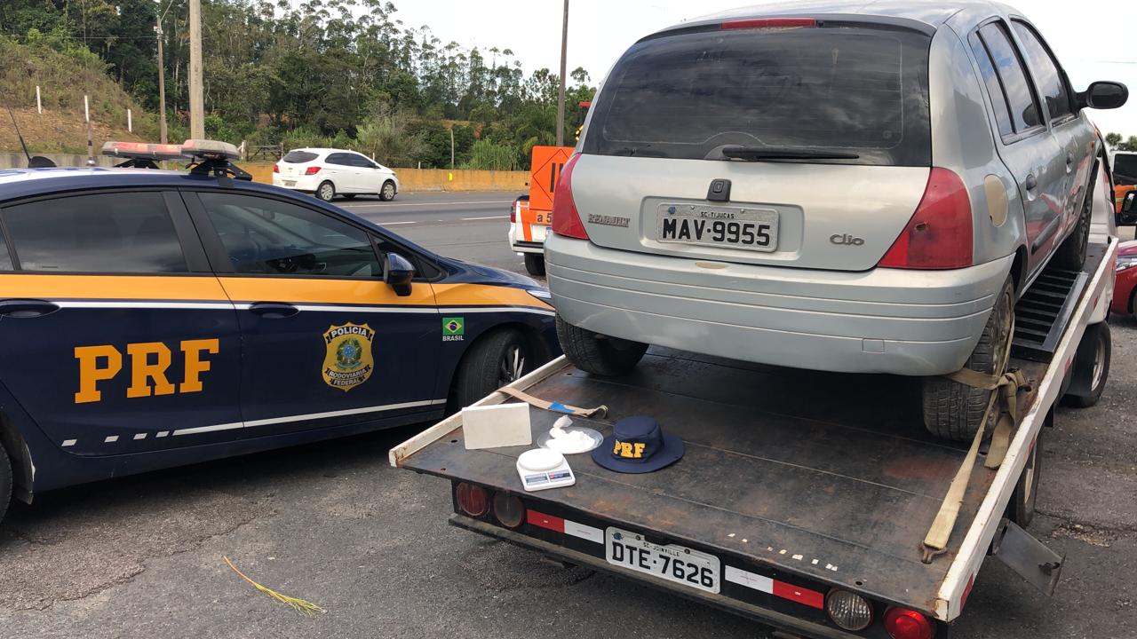 Barra Velha: PRF apreende mais de um quilo de cocaína em mochila de passageiro de caminhão guincho