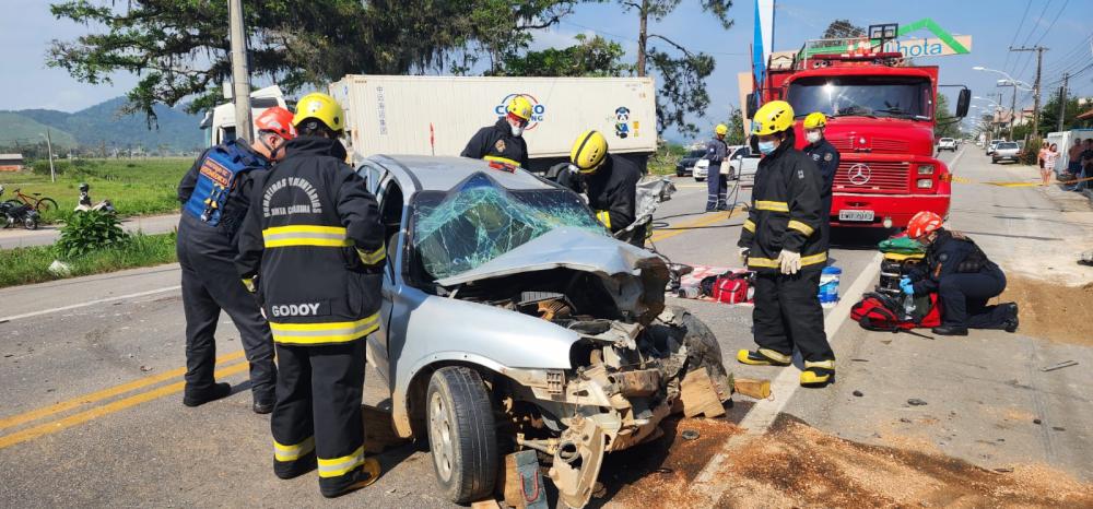 Colisão entre caminhão e carro deixa ao menos um ferido grave em Ilhota